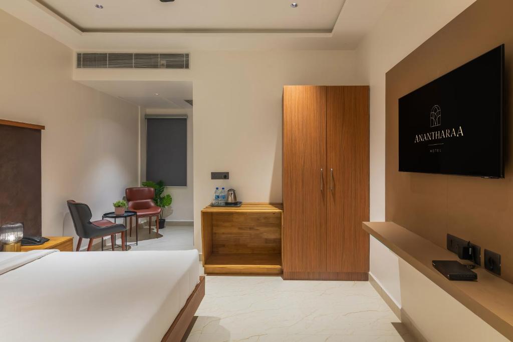 TV a/nebo společenská místnost v ubytování Anantharaa Hotel