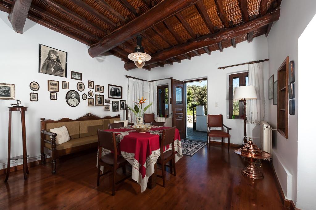 ein Wohnzimmer mit einem Tisch und einem Sofa in der Unterkunft Villa Ouranos in Kissamos