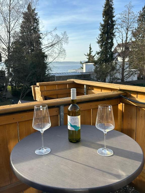 a bottle of wine and two wine glasses on a table at Seestern in Uhldingen-Mühlhofen