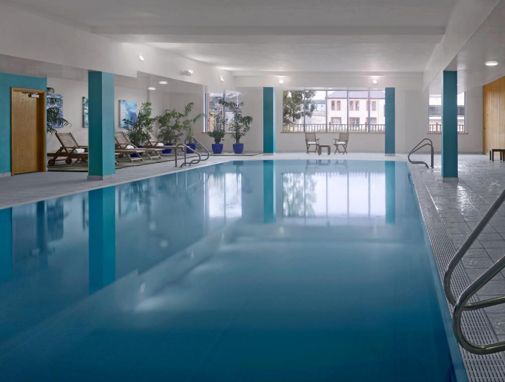 una piscina con acqua blu in un edificio di Radisson Blu Hotel, Athlone a Athlone
