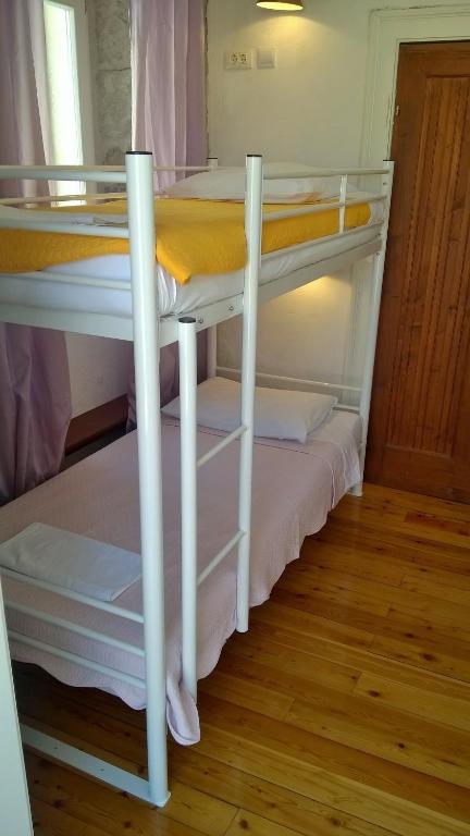 Кровать или кровати в номере Old Town Hostel