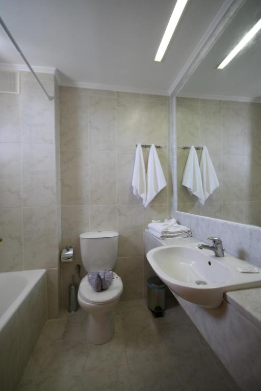 Koupelna v ubytování Tigaki Beach Hotel