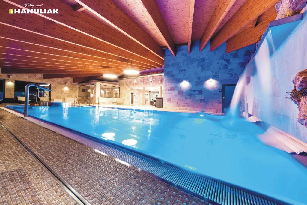 Bazén v ubytování Village Resort Hanuliak nebo v jeho okolí