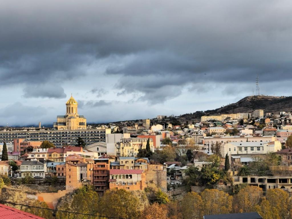 Nespecifikovaný výhled na destinaci Tbilisi nebo výhled na město při pohledu z hotelu
