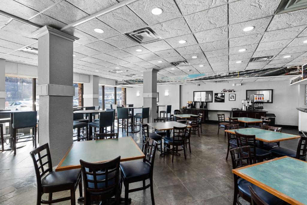 Restaurace v ubytování Executive Inn - Fort Lee