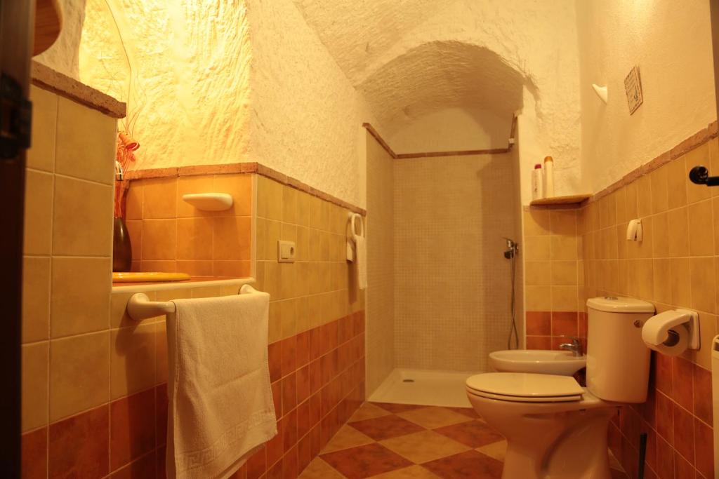 Koupelna v ubytování Cuevas La Chumbera