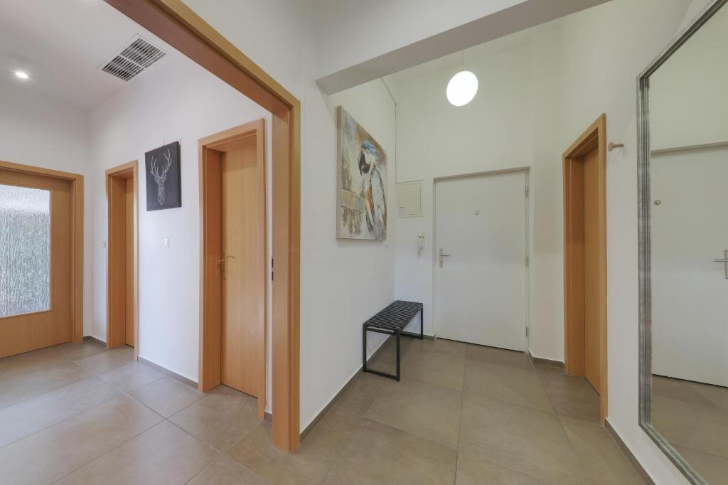 Televízia a/alebo spoločenská miestnosť v ubytovaní Aneri Apartment Old Town