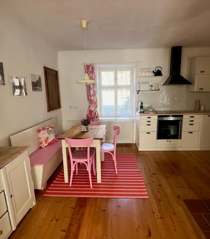 eine Küche mit Tisch und Stühlen in einem Zimmer in der Unterkunft Alte Backstube in Waidhofen an der Thaya
