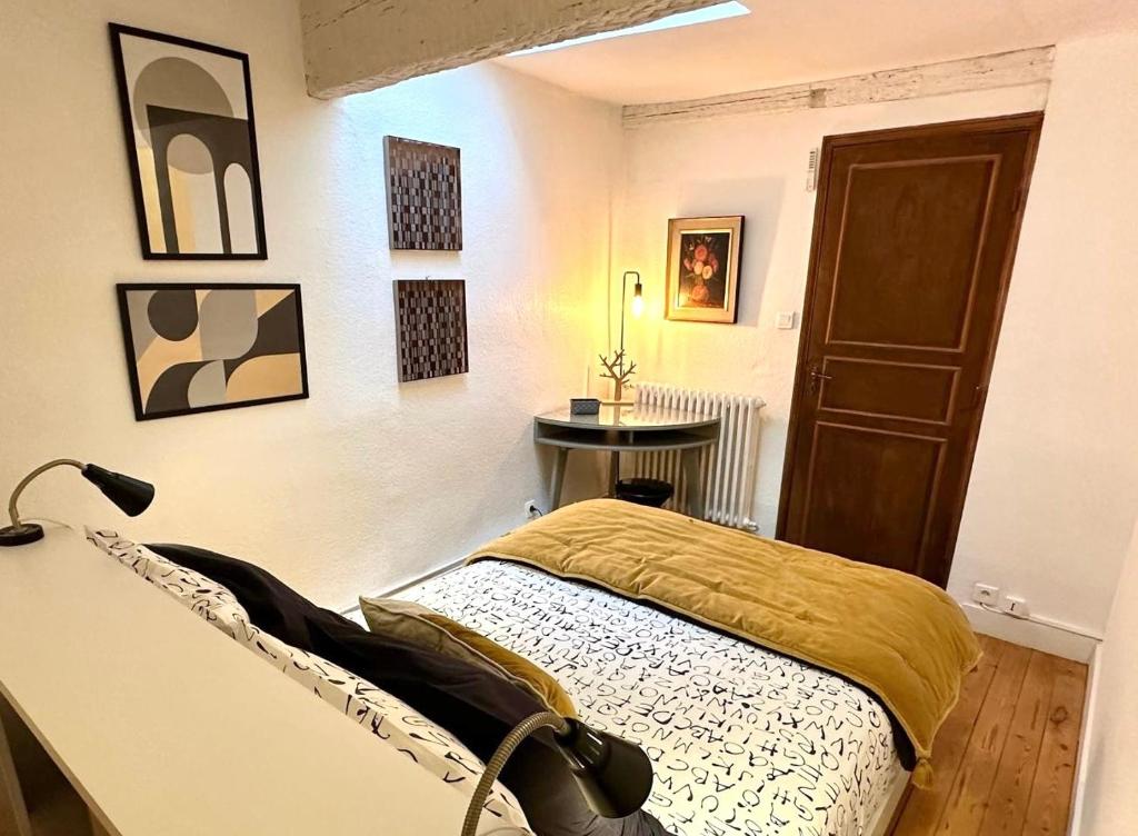 Postel nebo postele na pokoji v ubytování La Tour Croix Baragnon
