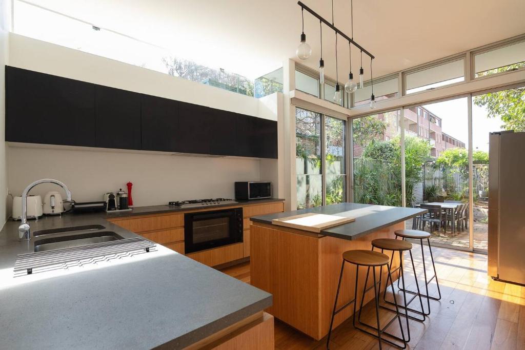Η κουζίνα ή μικρή κουζίνα στο Newtown Terrace House Oasis