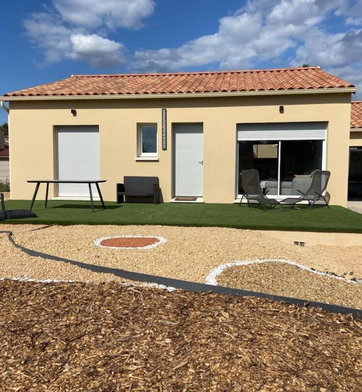 une maison avec une table de pique-nique et des chaises dans la cour dans l'établissement Luminosa, à Vaison-la-Romaine