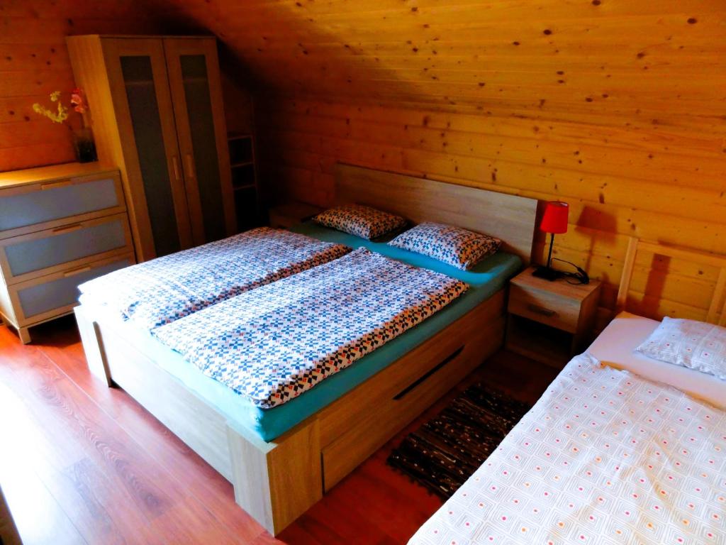 Postel nebo postele na pokoji v ubytování Zrub Alpinus