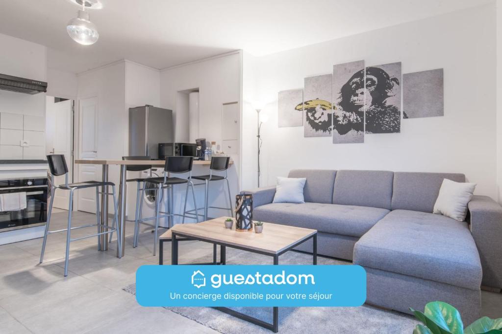 un salon avec un canapé et une table dans l'établissement L'URBAIN - 600m gare - Parking, à Saint-Nazaire