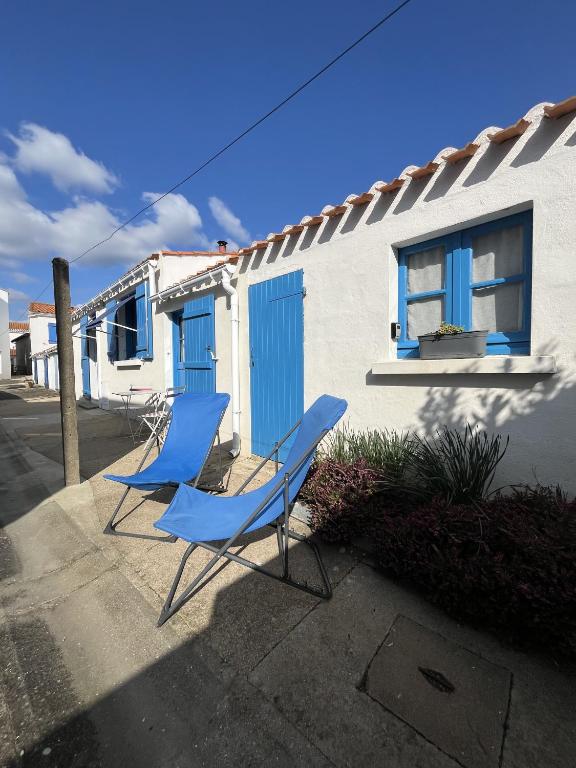 2 chaises bleues assises à l'extérieur d'un bâtiment dans l'établissement Les Glaieuls, à Saint-Gilles-Croix-de-Vie