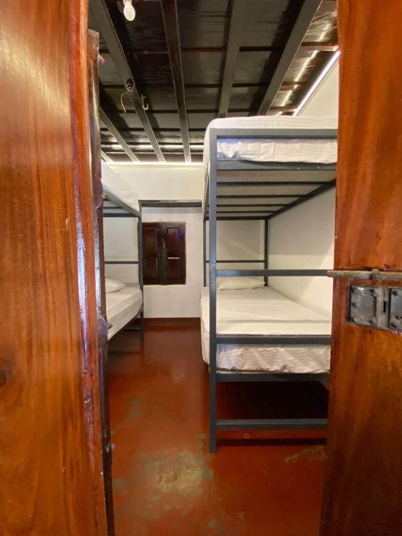 Palanda nebo palandy na pokoji v ubytování GVQ Hostel & Resort's Wayanad
