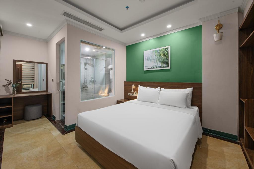 Postel nebo postele na pokoji v ubytování Nature Hanoi Hotel
