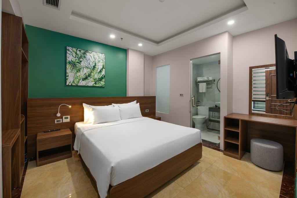 Postel nebo postele na pokoji v ubytování Nature Hanoi Hotel