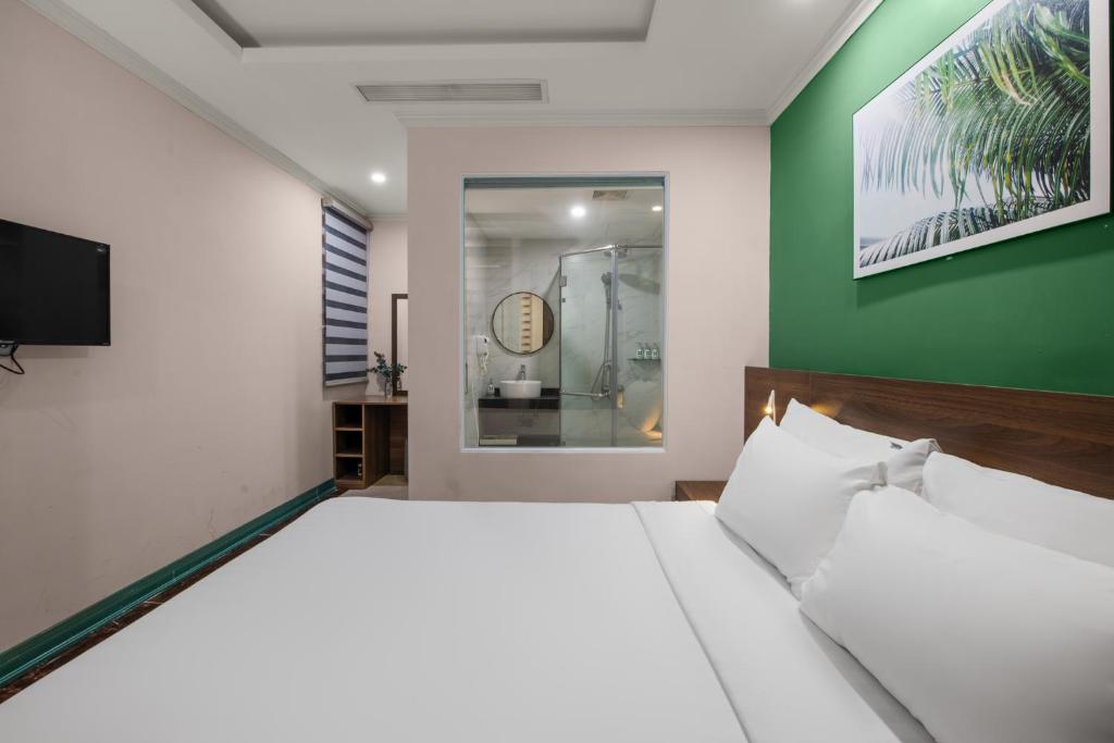 Postel nebo postele na pokoji v ubytování Nature Hanoi Hotel