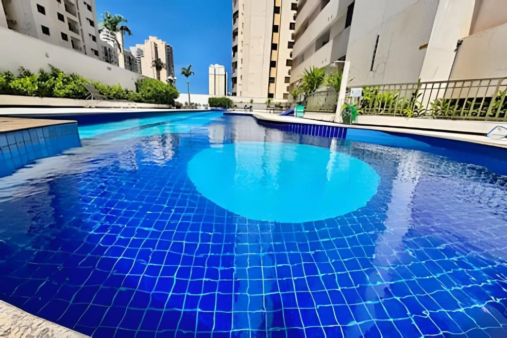 une piscine au milieu d'un immeuble dans l'établissement Santorini 2507-Bueno, à Goiânia