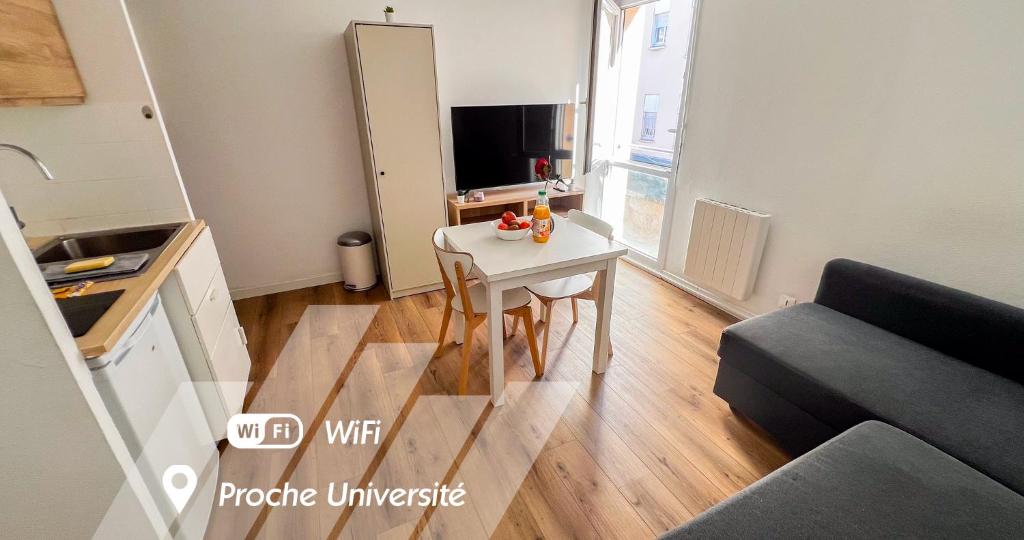 Ce petit appartement comprend une table et un canapé. dans l'établissement Near Rempart - Wifi - Quiet and comfortable!, à Avignon