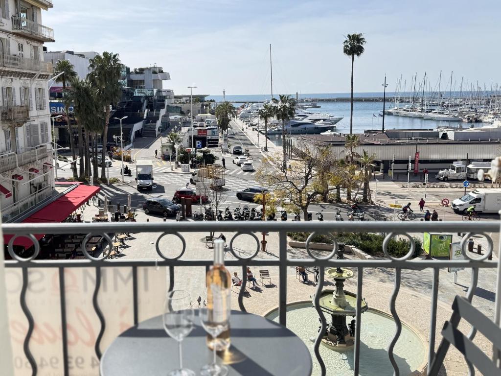 un balcon avec une table et une vue sur une ville dans l'établissement charmante suite vue mer villa Carmela, à Cannes