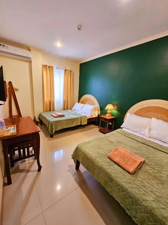 Letto o letti in una camera di Adlaw Inn