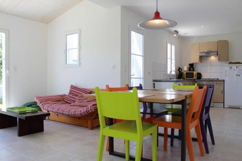 une cuisine et une salle à manger avec une table et des chaises dans l'établissement Maison 4 pièces- 6 couchages- Saint-Denis d'Oléron SDO000-070, à Saint-Denis-dʼOléron