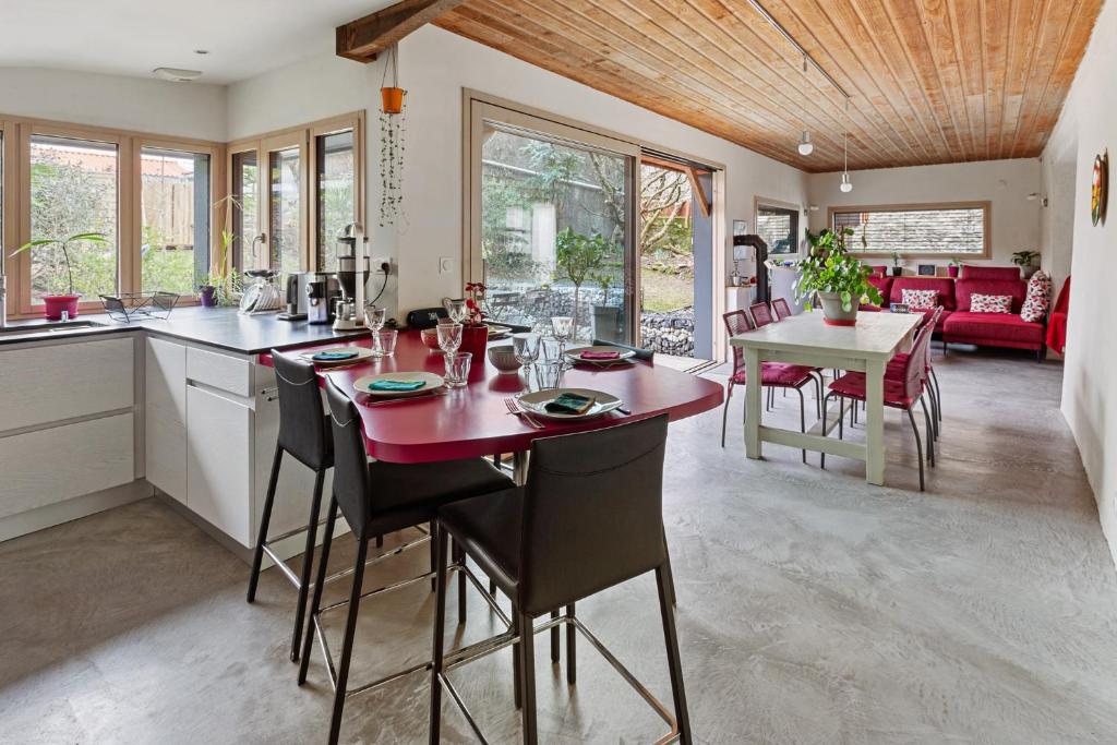 une cuisine et un salon avec une table et des chaises dans l'établissement La Margotte, Maison Charmante et Spacieuse, à Vertou