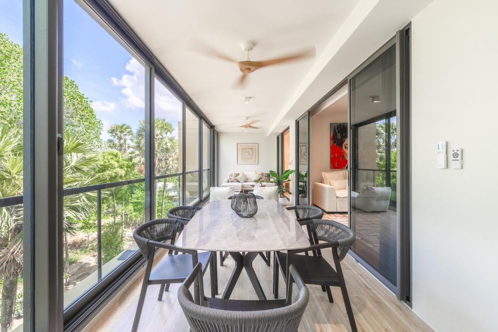 Balkón nebo terasa v ubytování Bang Tao Beach Zenith Large Loft - 100m to Beach