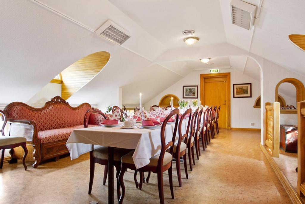 Posezení v ubytování Hotell Mikaelsgården