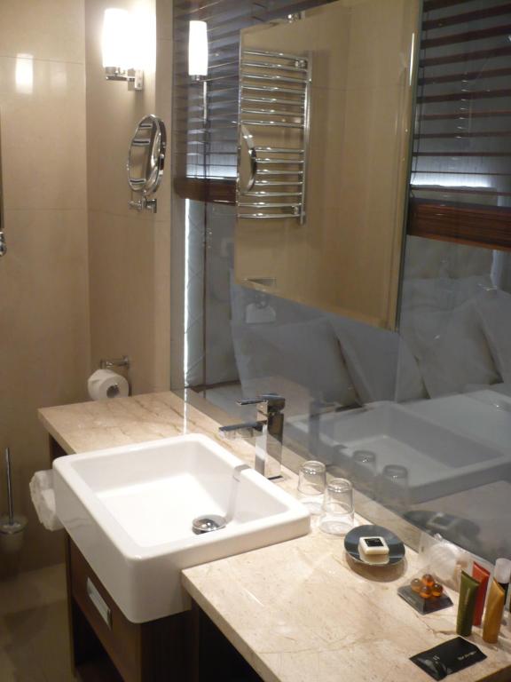 Uma casa de banho em Pytloun City Boutique Self Check-in Hotel