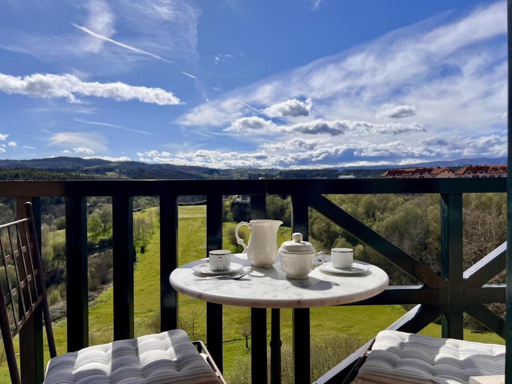 un tavolo su un balcone con vista di Duplex Golf El Mirador de Rovacías - Monabri a Comillas