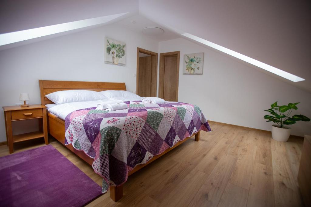 Postel nebo postele na pokoji v ubytování Apartmány Hvezdáreň