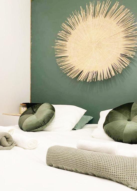 une chambre avec un lit avec deux oreillers dessus dans l'établissement Logement de charme Toulouse, à Toulouse