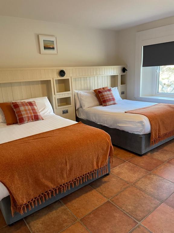 Postel nebo postele na pokoji v ubytování The Lodge Doolin