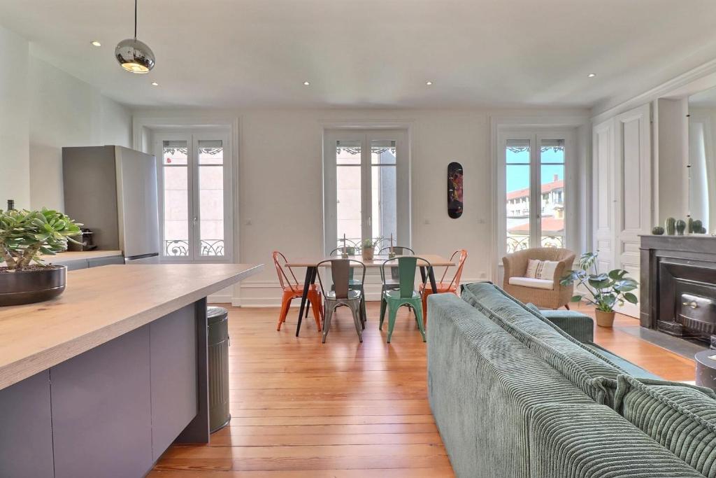 une cuisine et un salon avec un canapé et une table dans l'établissement Escape and Charm in La Croix-Rousse Stunning One-Bedroom Apartment for an, à Lyon