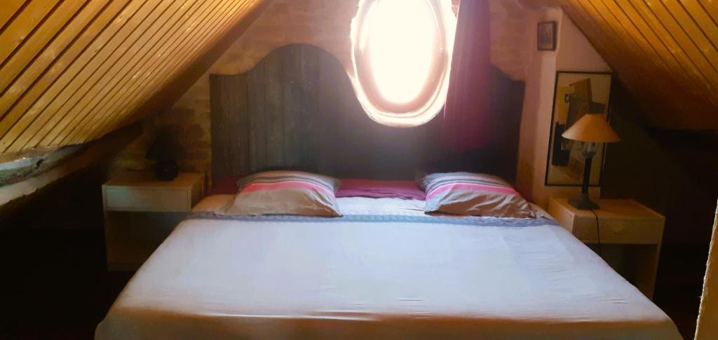 Postel nebo postele na pokoji v ubytování Au verger de Marcilly