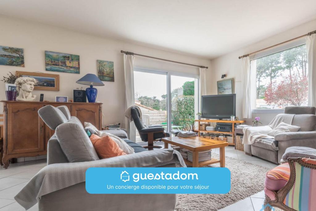 un salon avec des canapés et une télévision dans l'établissement La Marée - 750m plage Noëveillard - Wifi, à Pornic