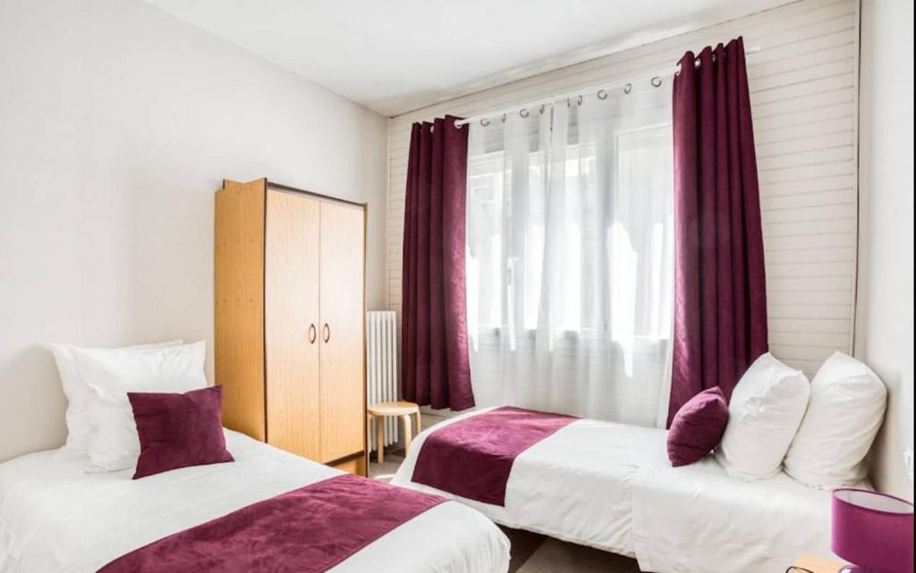 Postel nebo postele na pokoji v ubytování Logis Hôtel-Restaurant La Coupe d'Or