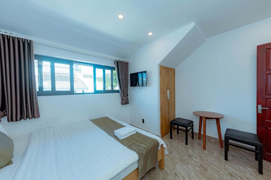 Giường trong phòng chung tại Sunrise Valley Dalat Hotel