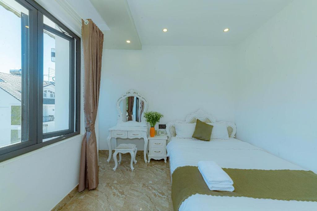 Giường trong phòng chung tại Sunrise Valley Dalat Hotel