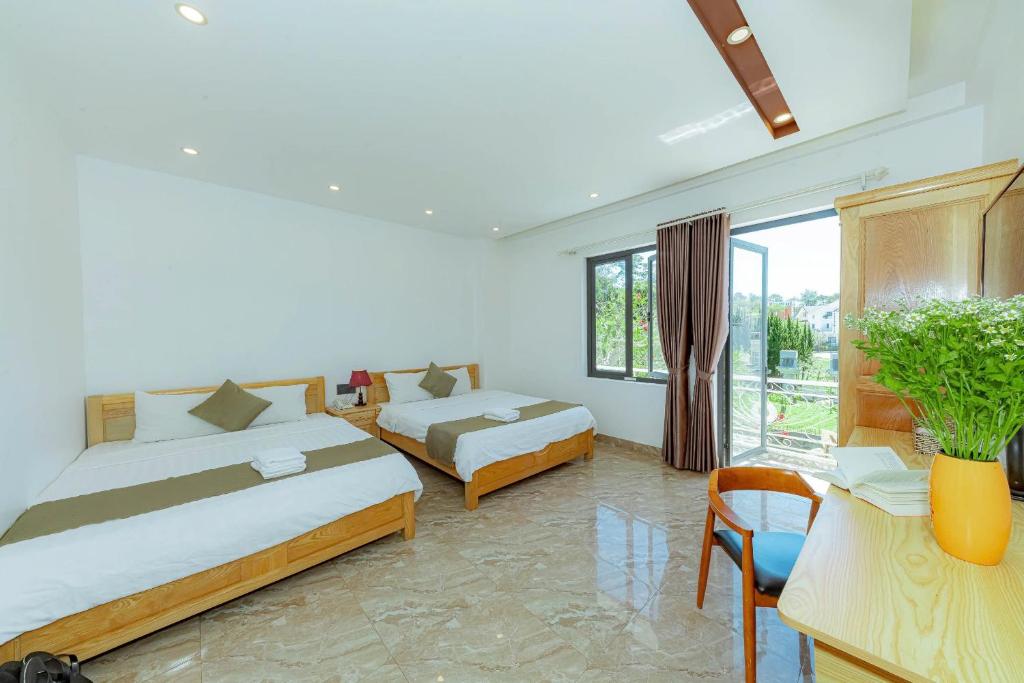 Giường trong phòng chung tại Sunrise Valley Dalat Hotel