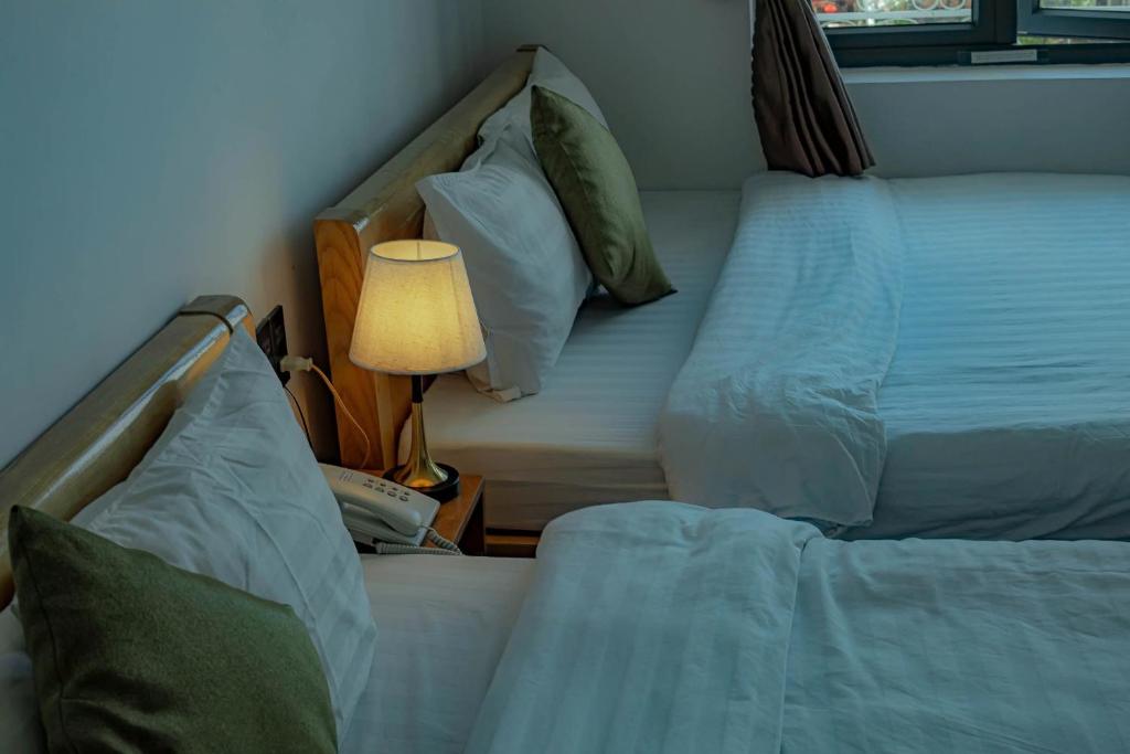 Giường trong phòng chung tại Sunrise Valley Dalat Hotel