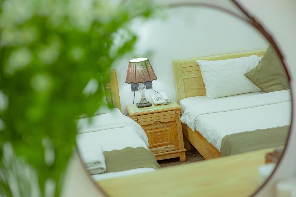 Giường trong phòng chung tại Sunrise Valley Dalat Hotel