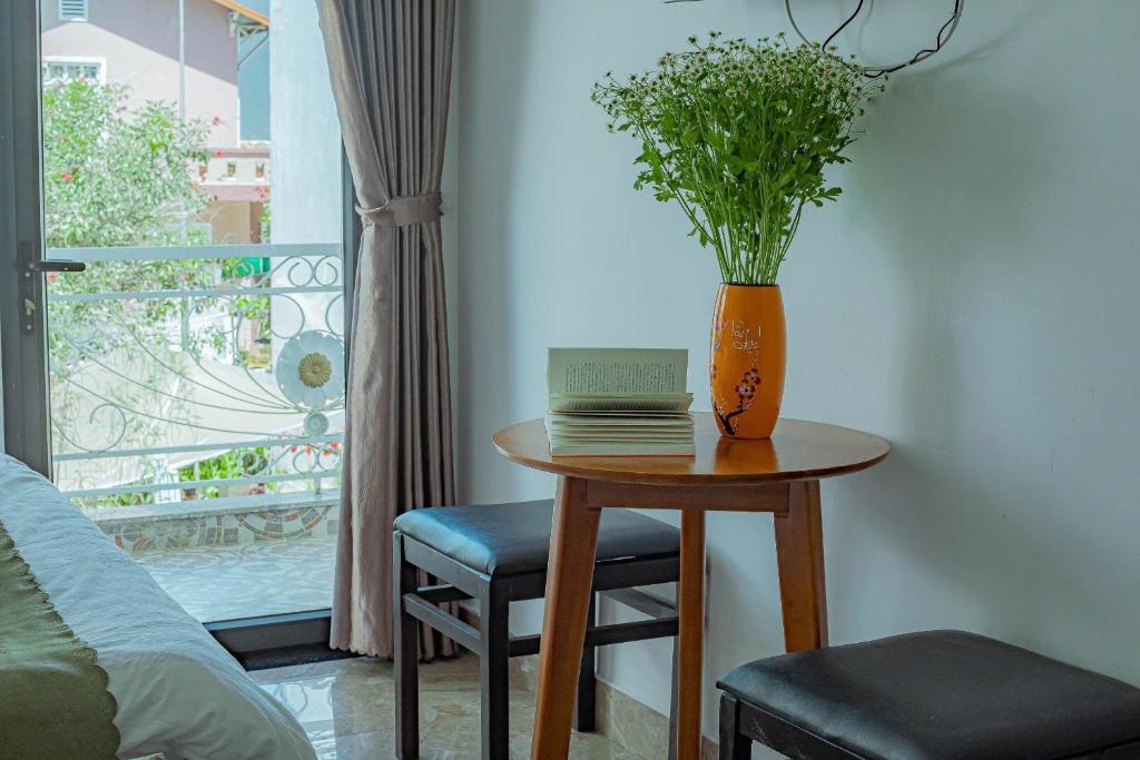 Khu vực ghế ngồi tại Sunrise Valley Dalat Hotel