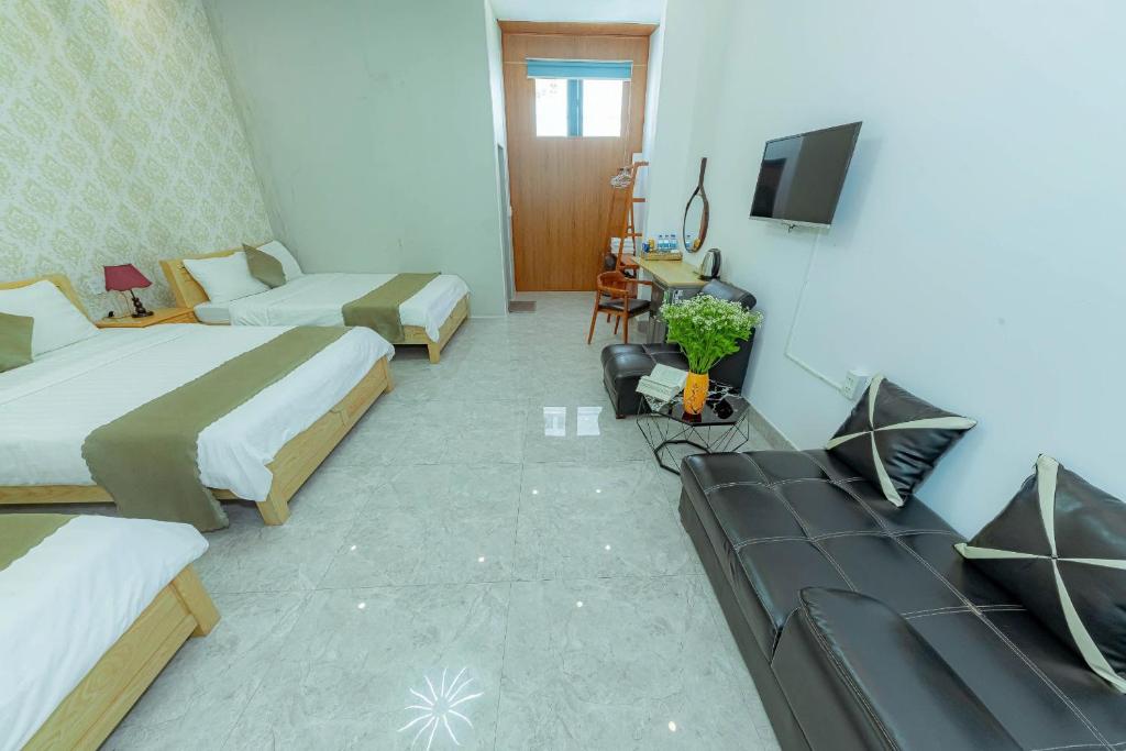 Giường trong phòng chung tại Sunrise Valley Dalat Hotel