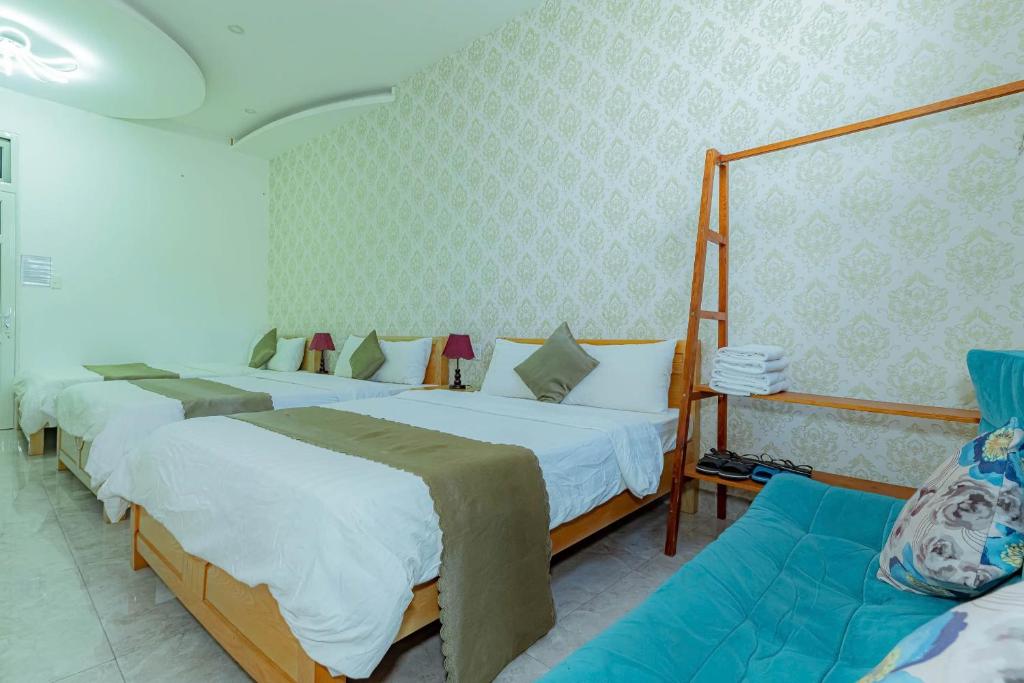 Giường trong phòng chung tại Sunrise Valley Dalat Hotel
