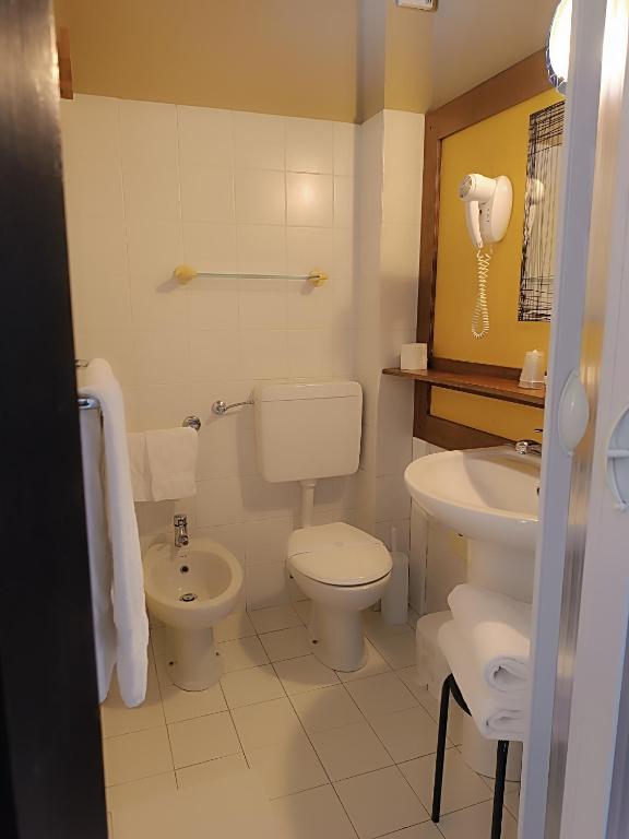 biała łazienka z toaletą i umywalką w obiekcie Hotel Elisabetta w mieście Sestri Levante