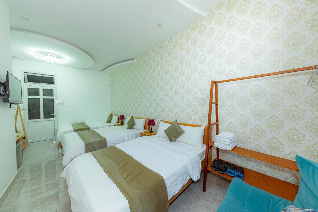 Giường trong phòng chung tại Sunrise Valley Dalat Hotel