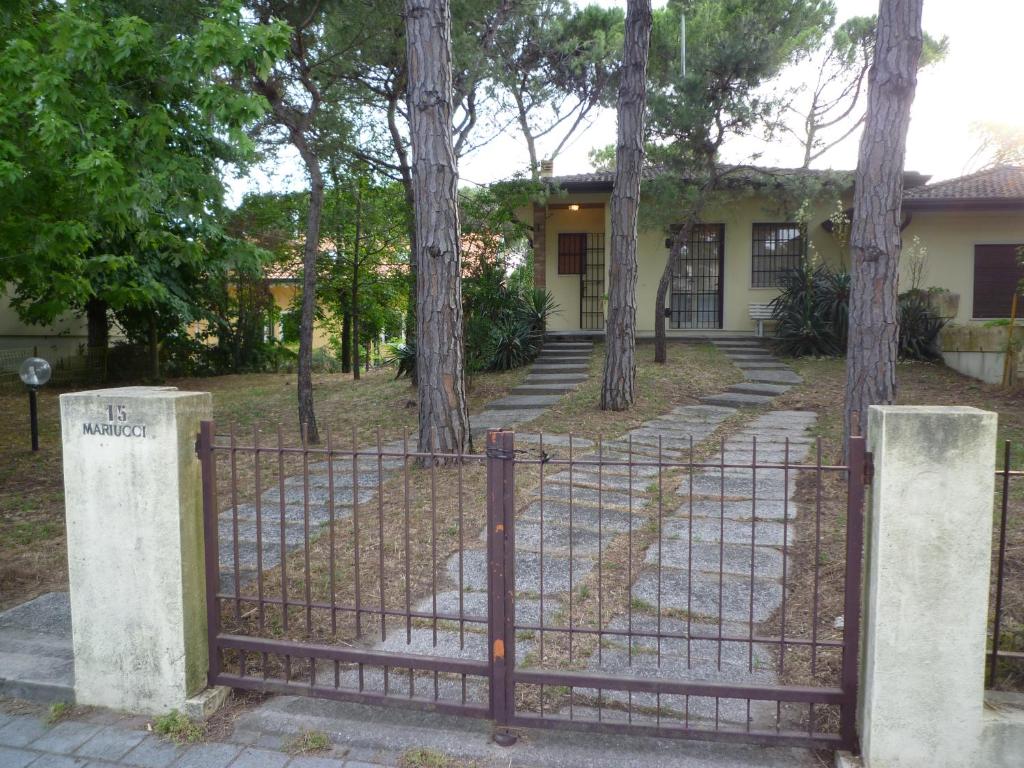 リド・ディ・イエゾロにあるVilla Mariucciaの木の家門